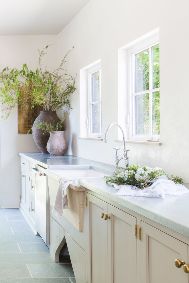 Foto di una cucina lineare country con lavello stile country, ante con riquadro incassato, ante beige, paraspruzzi bianco, pavimento grigio e top grigio
