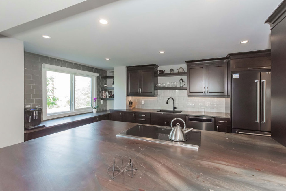 Exempel på ett stort eklektiskt flerfärgad flerfärgat kök, med en undermonterad diskho, skåp i shakerstil, rostfria vitvaror, vinylgolv, skåp i mörkt trä, bänkskiva i kvarts, vitt stänkskydd, stänkskydd i porslinskakel, en köksö och brunt golv