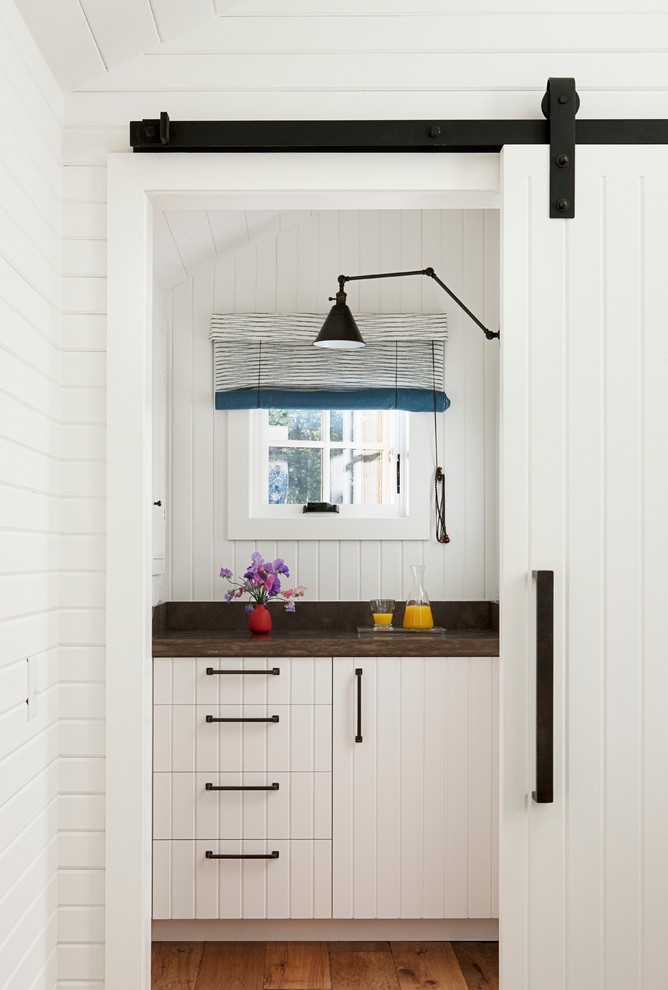 Стильный дизайн: кухня в современном стиле с белыми фасадами и деревянной столешницей - последний тренд