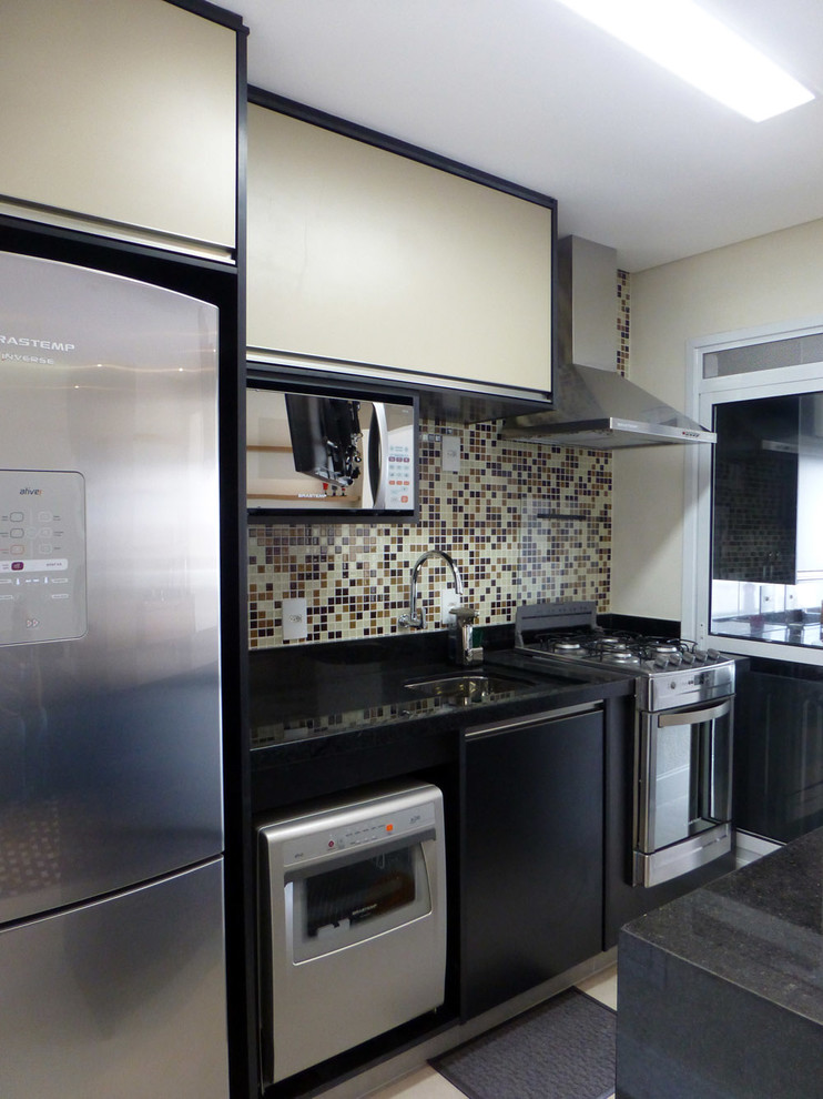 Modern inredning av ett litet kök, med en enkel diskho, släta luckor, svarta skåp, granitbänkskiva, brunt stänkskydd, stänkskydd i porslinskakel, rostfria vitvaror och klinkergolv i porslin