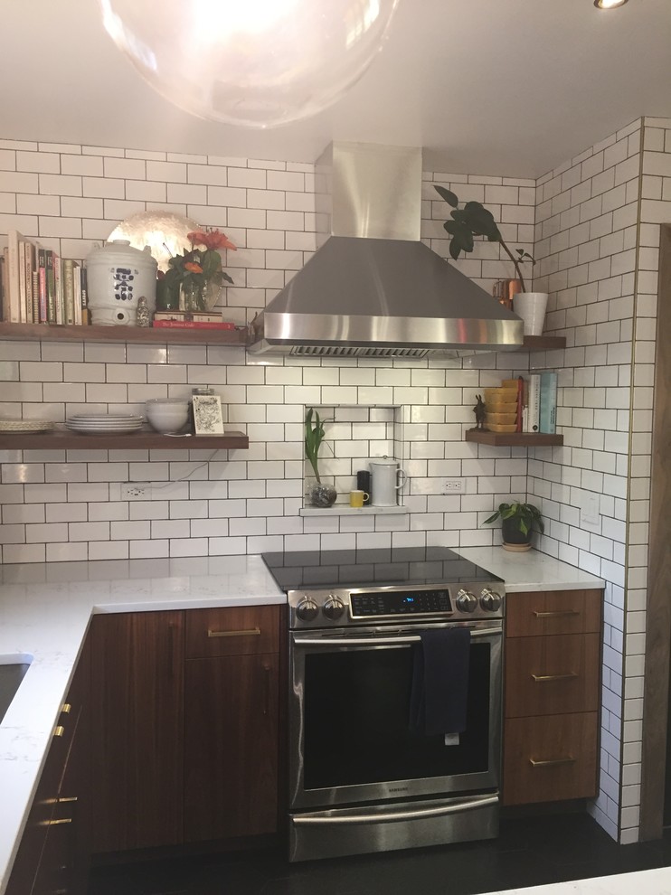 Exempel på ett litet modernt vit vitt kök, med en undermonterad diskho, släta luckor, skåp i mörkt trä, bänkskiva i kvarts, vitt stänkskydd, stänkskydd i keramik, rostfria vitvaror, klinkergolv i porslin, en halv köksö och svart golv