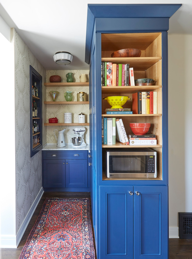 Foto på ett mellanstort amerikanskt kök, med en enkel diskho, skåp i shakerstil, blå skåp, marmorbänkskiva, grått stänkskydd, stänkskydd i marmor, rostfria vitvaror, mörkt trägolv och brunt golv