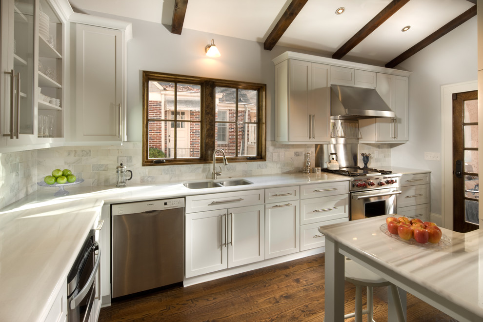 Idéer för ett klassiskt kök, med en dubbel diskho, luckor med infälld panel, vita skåp, vitt stänkskydd och rostfria vitvaror
