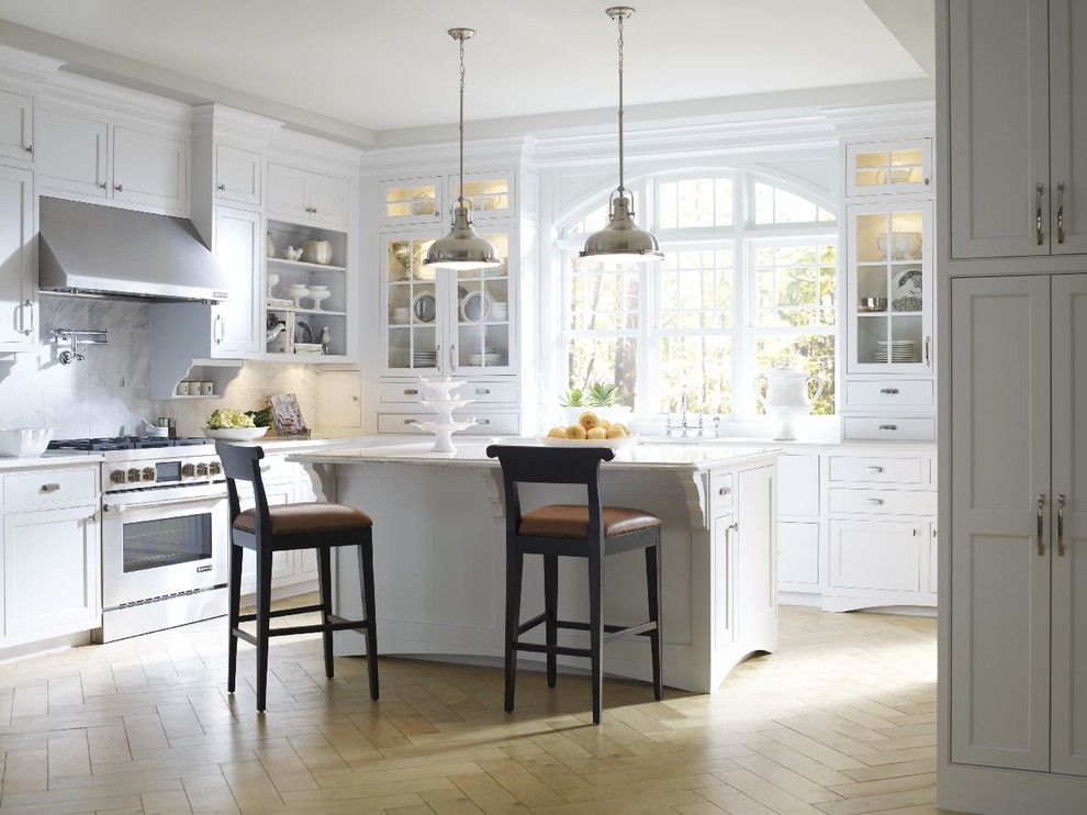 Esempio di una cucina minimal di medie dimensioni con ante bianche, elettrodomestici in acciaio inossidabile e parquet chiaro
