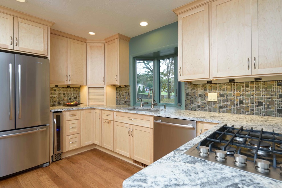 Foto på ett mellanstort funkis flerfärgad u-kök, med en undermonterad diskho, skåp i shakerstil, skåp i ljust trä, granitbänkskiva, flerfärgad stänkskydd, stänkskydd i keramik, rostfria vitvaror, mellanmörkt trägolv, en halv köksö och brunt golv