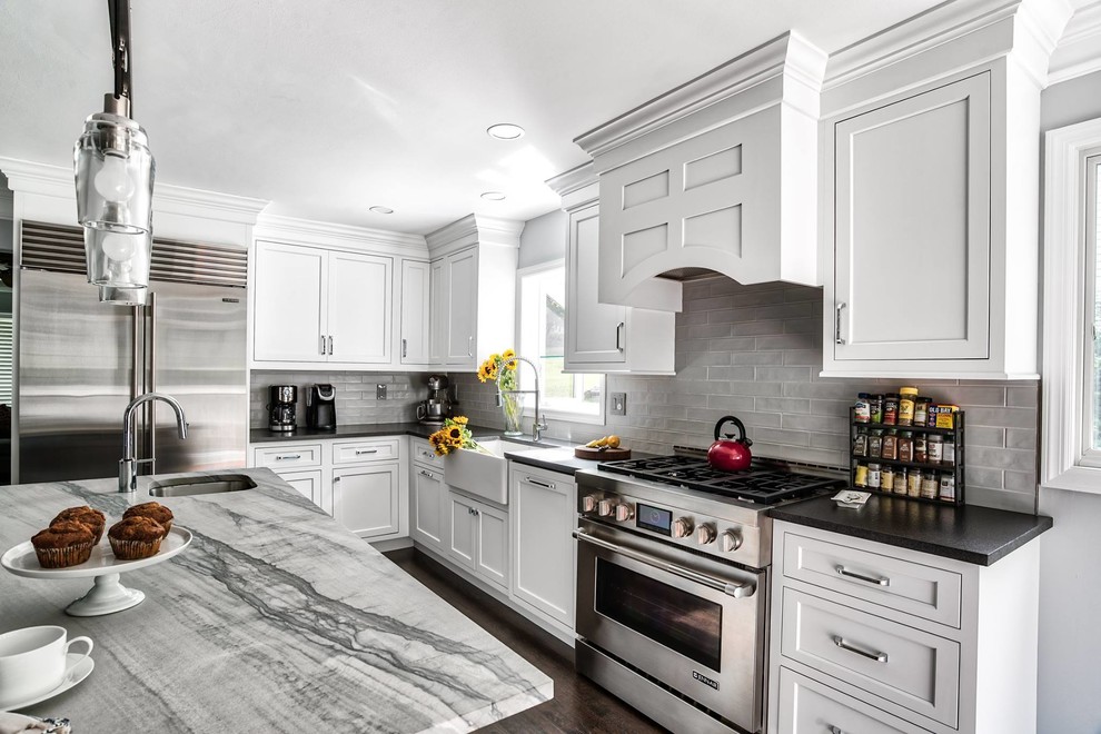 JennAir range and Paneled Hood for a Clean Look Nyklassisk Køkken