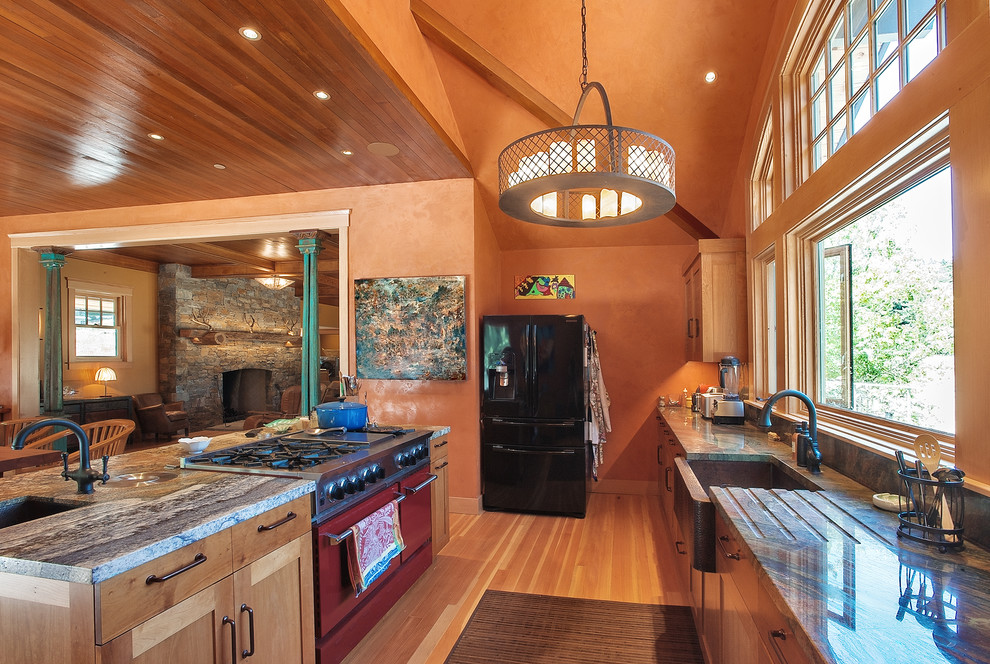 Zweizeilige Landhaus Wohnküche mit Landhausspüle, Schrankfronten im Shaker-Stil, hellbraunen Holzschränken, bunten Elektrogeräten, Kücheninsel und braunem Holzboden in San Francisco