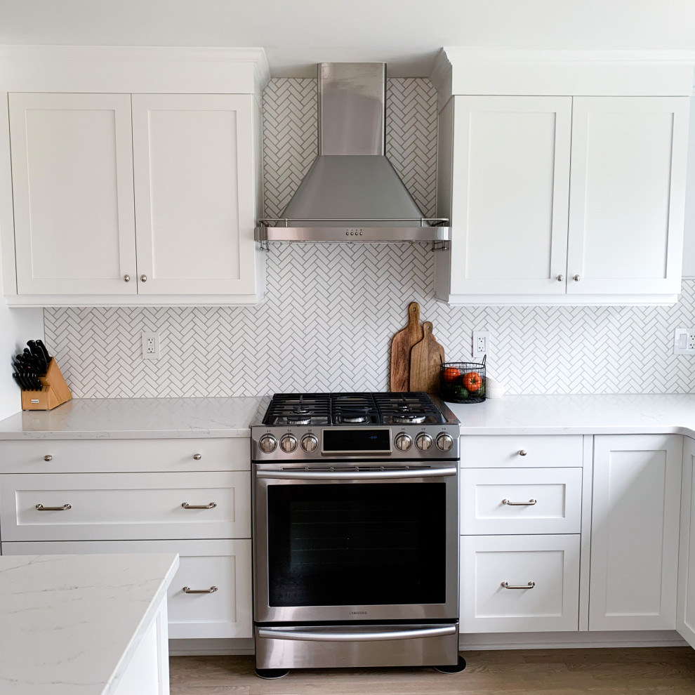 ニューヨークにある高級な中くらいなトラディショナルスタイルのおしゃれなキッチン (エプロンフロントシンク、シェーカースタイル扉のキャビネット、白いキャビネット、白いキッチンパネル、セラミックタイルのキッチンパネル、シルバーの調理設備、クッションフロア、茶色い床、白いキッチンカウンター) の写真