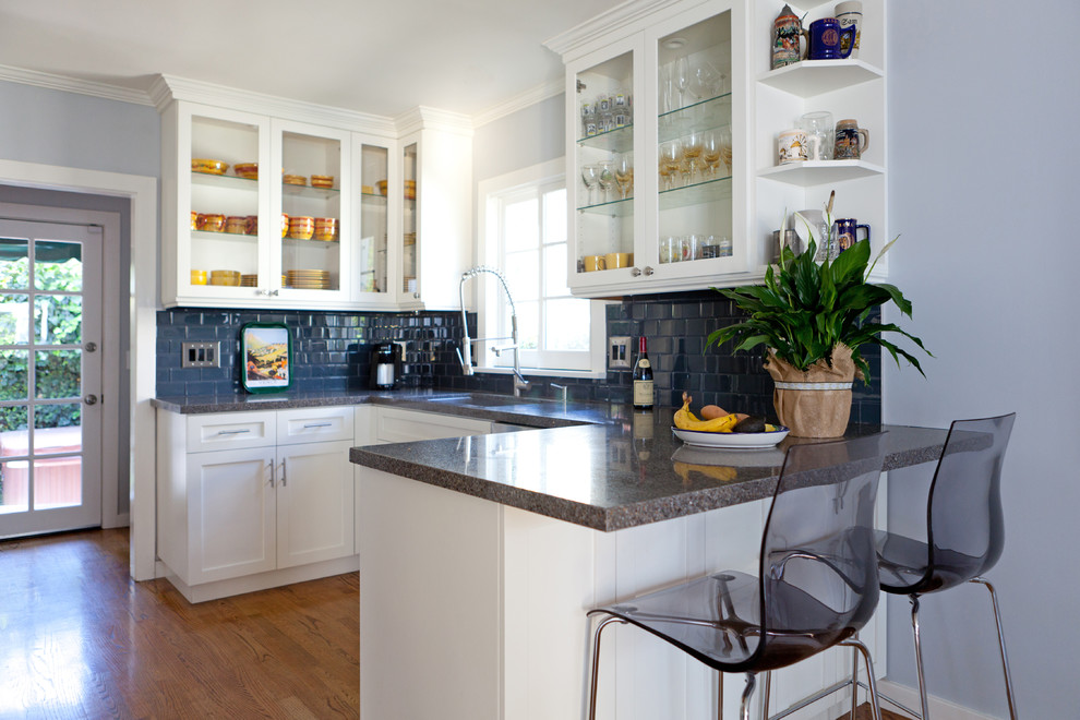 Kleine Klassische Küche in U-Form mit Glasfronten, braunem Holzboden, Halbinsel und Küchenrückwand in Blau in Los Angeles