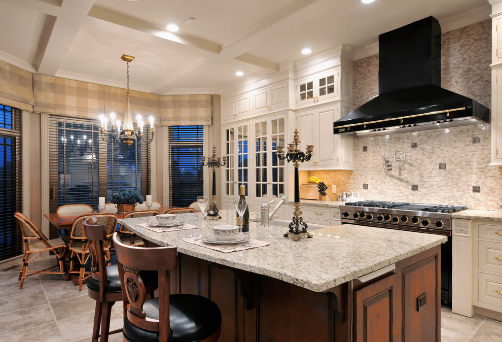 Große Klassische Küche in U-Form mit Glasfronten, weißen Schränken, bunter Rückwand, schwarzen Elektrogeräten, Keramikboden und Kücheninsel in New York
