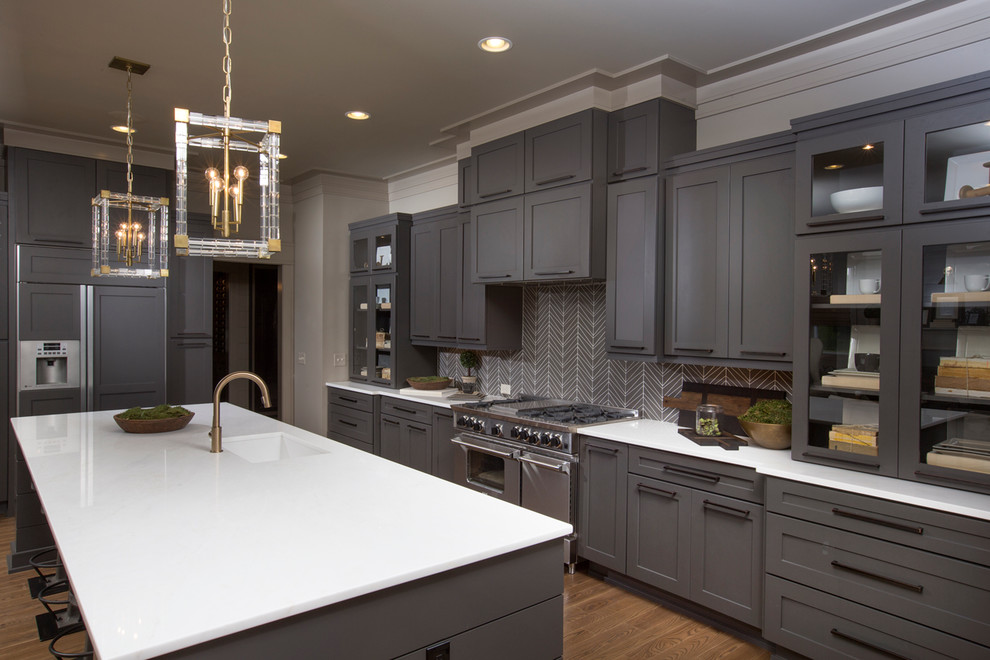 Klassische Küche in grau-weiß mit Schrankfronten mit vertiefter Füllung, grauen Schränken, Küchengeräten aus Edelstahl, Quarzit-Arbeitsplatte und Küchenrückwand in Grau in Kolumbus