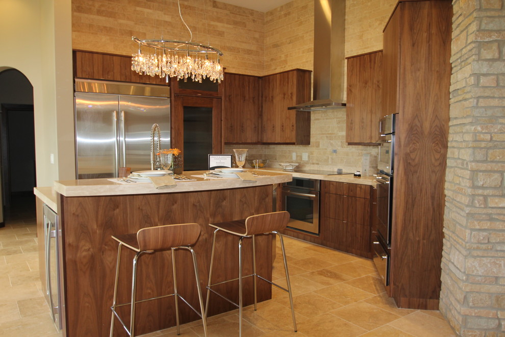 Bild på ett funkis kök, med rostfria vitvaror, släta luckor, skåp i mellenmörkt trä, beige stänkskydd och stänkskydd i travertin