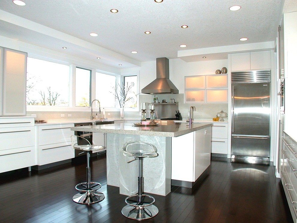 Moderne Küche in L-Form mit Küchengeräten aus Edelstahl, flächenbündigen Schrankfronten und weißen Schränken in Cedar Rapids