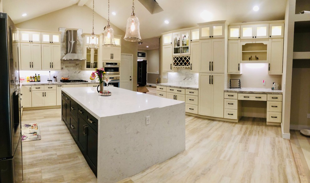 Exempel på ett stort modernt vit vitt kök, med en undermonterad diskho, skåp i shakerstil, vita skåp, träbänkskiva, flerfärgad stänkskydd, stänkskydd i tunnelbanekakel, rostfria vitvaror, klinkergolv i porslin, en köksö och grått golv