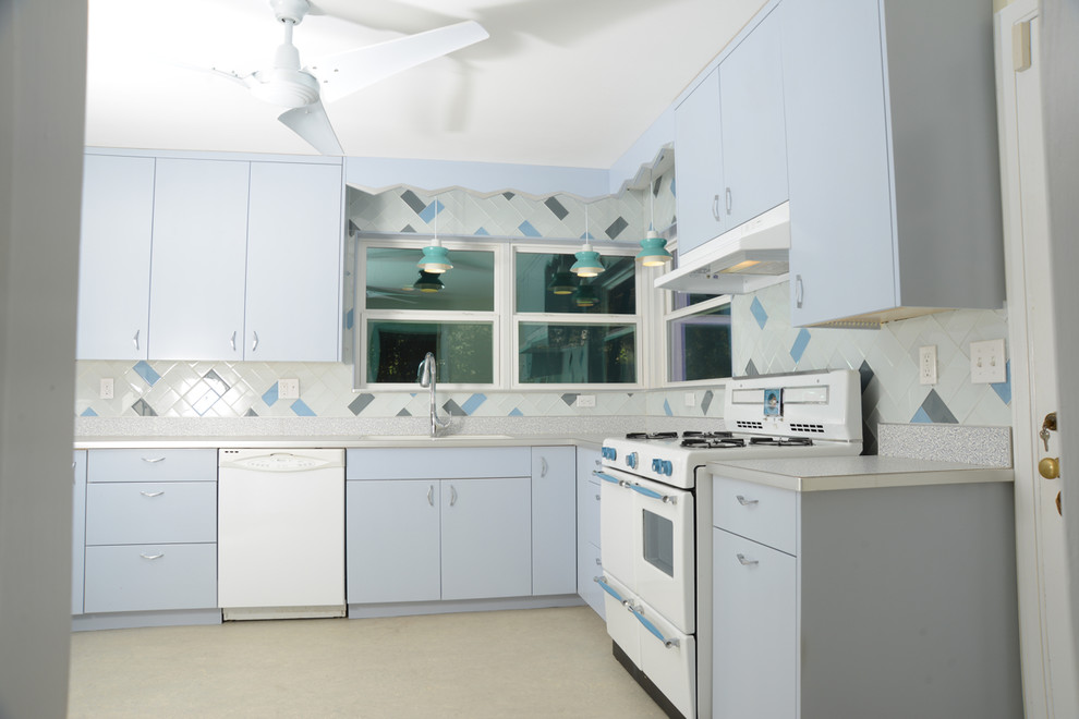 Immagine di una cucina moderna di medie dimensioni con lavello integrato, ante lisce, top in laminato, paraspruzzi con piastrelle di vetro, ante blu, paraspruzzi beige, pavimento in linoleum, nessuna isola e pavimento beige