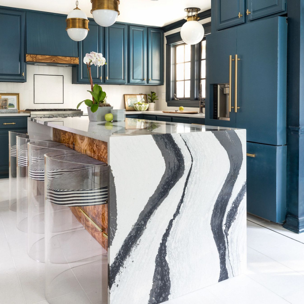 Ejemplo de cocina ecléctica con puertas de armario azules, encimera de cuarzo compacto, salpicadero blanco, una isla y encimeras blancas