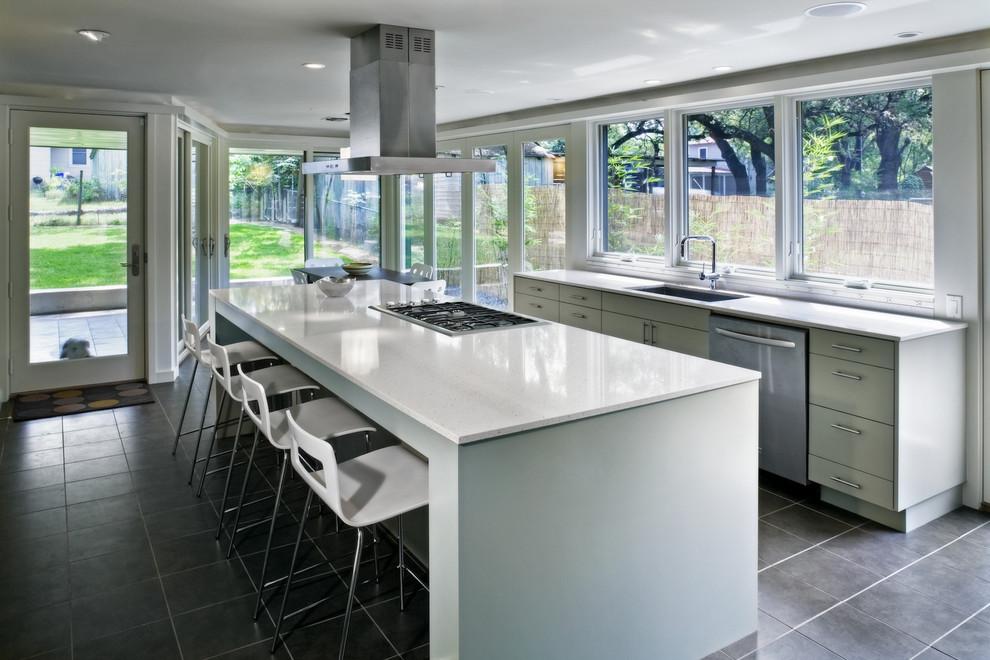 Imagen de cocina contemporánea con electrodomésticos de acero inoxidable, armarios con paneles lisos y barras de cocina