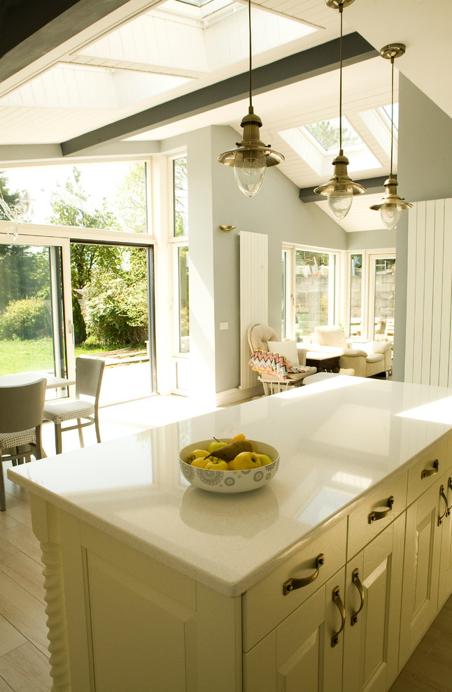 На фото: кухня среднего размера в классическом стиле с обеденным столом, белыми фасадами, мраморной столешницей, серым фартуком, фартуком из керамогранитной плитки, полом из керамогранита и островом