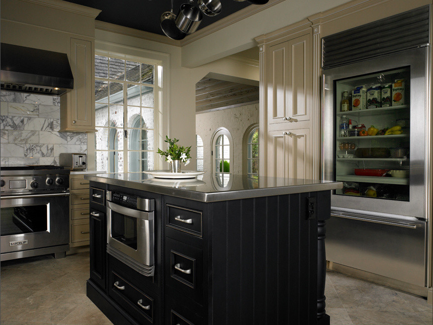 Exempel på ett mellanstort lantligt kök, med en rustik diskho, luckor med profilerade fronter, beige skåp, marmorbänkskiva, flerfärgad stänkskydd, stänkskydd i sten, rostfria vitvaror, klinkergolv i keramik och en köksö