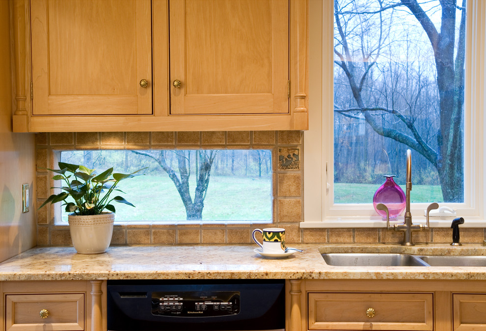 Bild på ett vintage kök och matrum, med en dubbel diskho, släta luckor, skåp i mellenmörkt trä, granitbänkskiva, beige stänkskydd, stänkskydd i terrakottakakel och svarta vitvaror