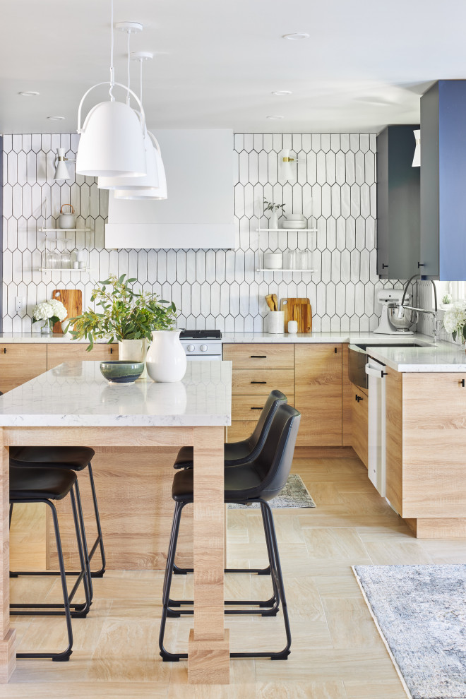 Idéer för ett avskilt, mellanstort modernt vit kök, med en rustik diskho, släta luckor, blå skåp, bänkskiva i kvarts, vitt stänkskydd, stänkskydd i porslinskakel, vita vitvaror, klinkergolv i porslin, en köksö och beiget golv