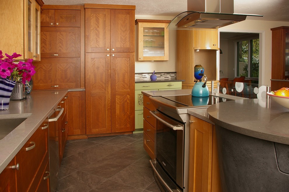 Example of a trendy l-shaped eat-in kitchen design in Portland with an undermount sink, recessed-panel cabinets, dark wood cabinets, quartzite countertops, gray backsplash, glass tile backsplash and stainless steel appliances
