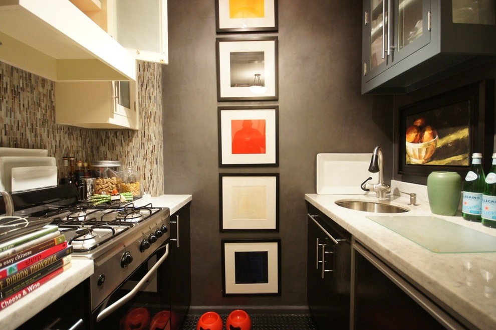 ニューヨークにあるコンテンポラリースタイルのおしゃれなキッチン (アンダーカウンターシンク、フラットパネル扉のキャビネット、白いキャビネット、大理石カウンター、茶色いキッチンパネル、ボーダータイルのキッチンパネル、シルバーの調理設備、濃色無垢フローリング、アイランドなし、茶色い床) の写真