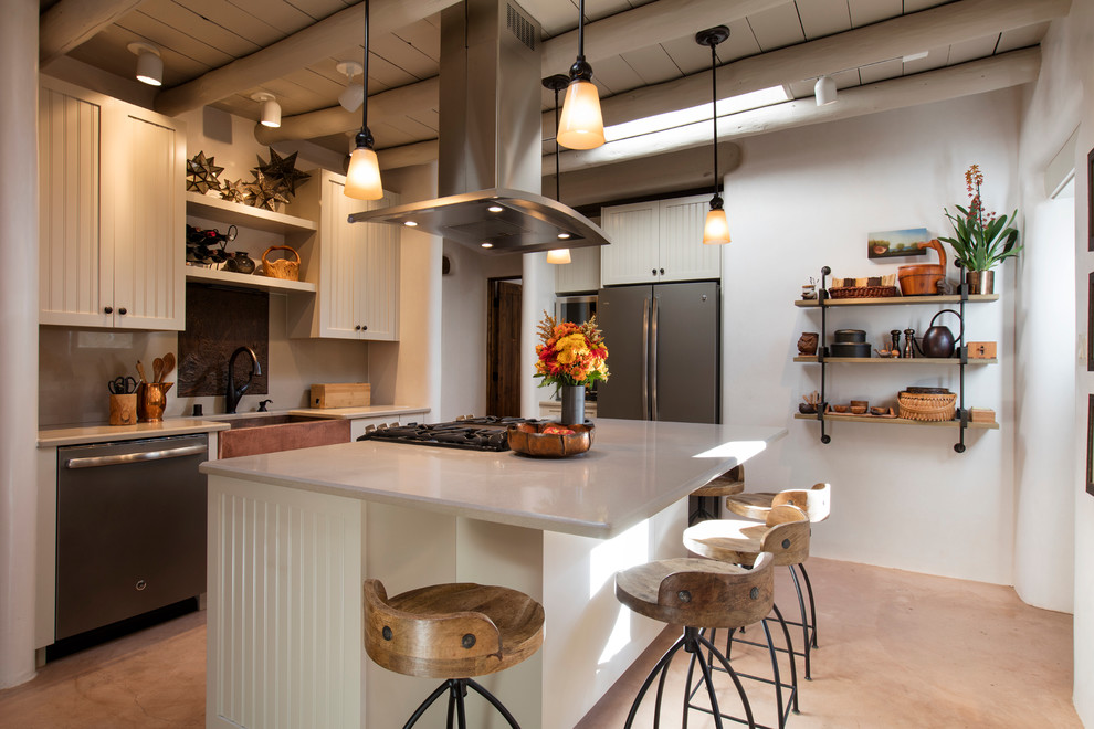 Exempel på ett mellanstort rustikt linjärt kök och matrum, med en rustik diskho, vita skåp, vitt stänkskydd, rostfria vitvaror, en köksö och luckor med infälld panel