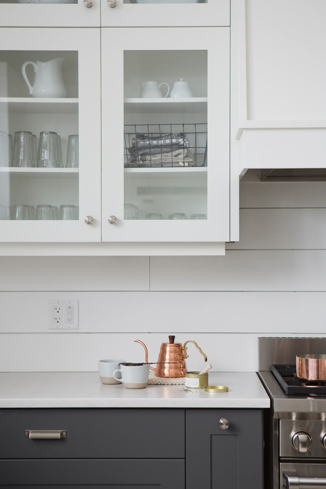 Diseño de cocina comedor de estilo de casa de campo de tamaño medio con armarios estilo shaker, puertas de armario grises, salpicadero blanco y electrodomésticos de acero inoxidable