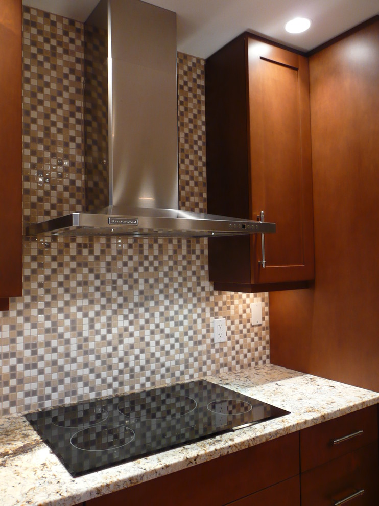 Bild på ett funkis kök, med en undermonterad diskho, skåp i shakerstil, skåp i mellenmörkt trä, granitbänkskiva, flerfärgad stänkskydd, stänkskydd i keramik och rostfria vitvaror