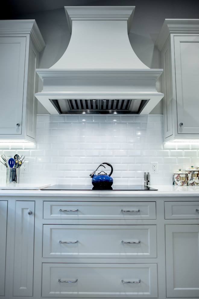 Foto på ett mellanstort funkis kök, med en rustik diskho, skåp i shakerstil, vita skåp, marmorbänkskiva, vitt stänkskydd, stänkskydd i tunnelbanekakel, rostfria vitvaror, klinkergolv i porslin och en köksö