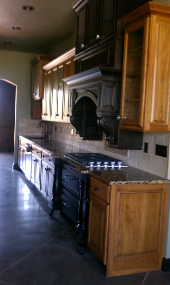 Example of a classic kitchen design in Oklahoma City