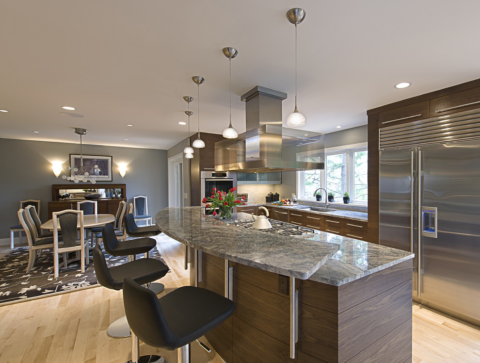 Moderne Küche mit Küchengeräten aus Edelstahl in Minneapolis