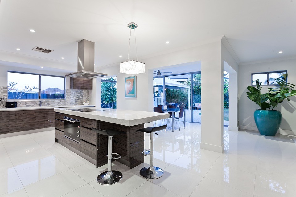 Geräumige Moderne Küche mit Porzellan-Bodenfliesen, Kücheninsel und weißem Boden in Miami