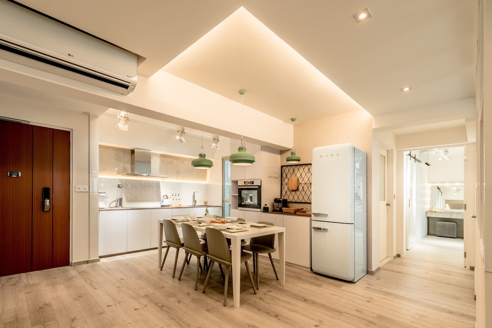 Kitchen - contemporary kitchen idea in Singapore