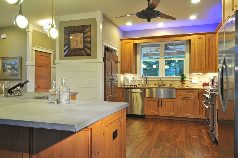 Idéer för att renovera ett stort amerikanskt kök, med en rustik diskho, luckor med infälld panel, skåp i mellenmörkt trä, bänkskiva i zink, flerfärgad stänkskydd, stänkskydd i stenkakel, rostfria vitvaror, mellanmörkt trägolv och en köksö