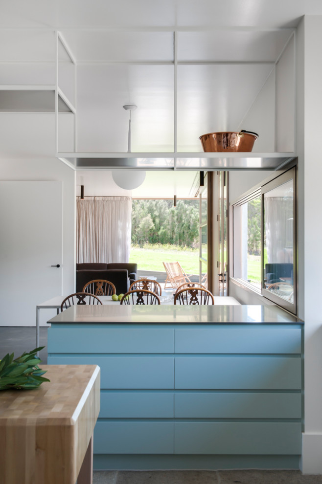 Esempio di una grande cucina abitabile moderna con top in superficie solida e top grigio