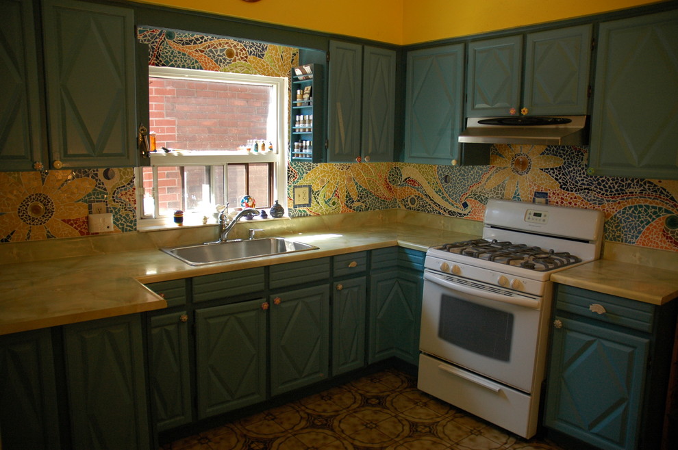 На фото: угловая кухня среднего размера в стиле кантри с обеденным столом и фартуком из плитки мозаики