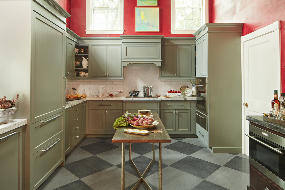 Inredning av ett klassiskt mellanstort u-kök, med skåp i shakerstil, gröna skåp, marmorbänkskiva, vitt stänkskydd, stänkskydd i tunnelbanekakel, integrerade vitvaror, klinkergolv i porslin, en köksö och grått golv