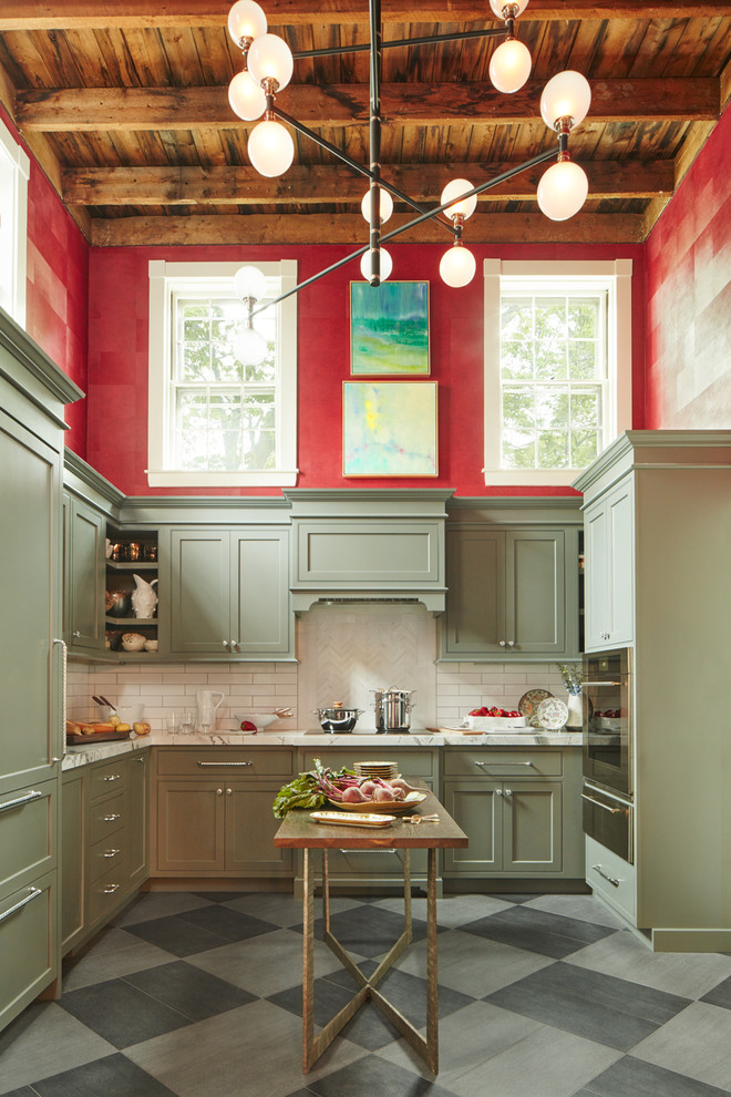Klassisk inredning av ett mellanstort u-kök, med marmorbänkskiva, vitt stänkskydd, integrerade vitvaror, klinkergolv i porslin, en köksö, skåp i shakerstil, gröna skåp, stänkskydd i tunnelbanekakel och grått golv