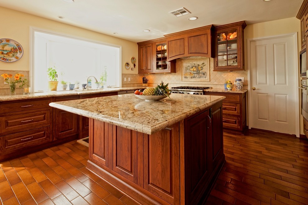 Kitchen - traditional kitchen idea in Los Angeles