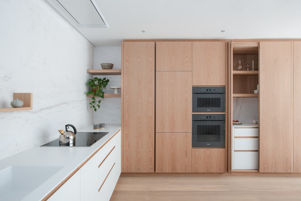 На фото: угловая кухня среднего размера в стиле модернизм с обеденным столом с