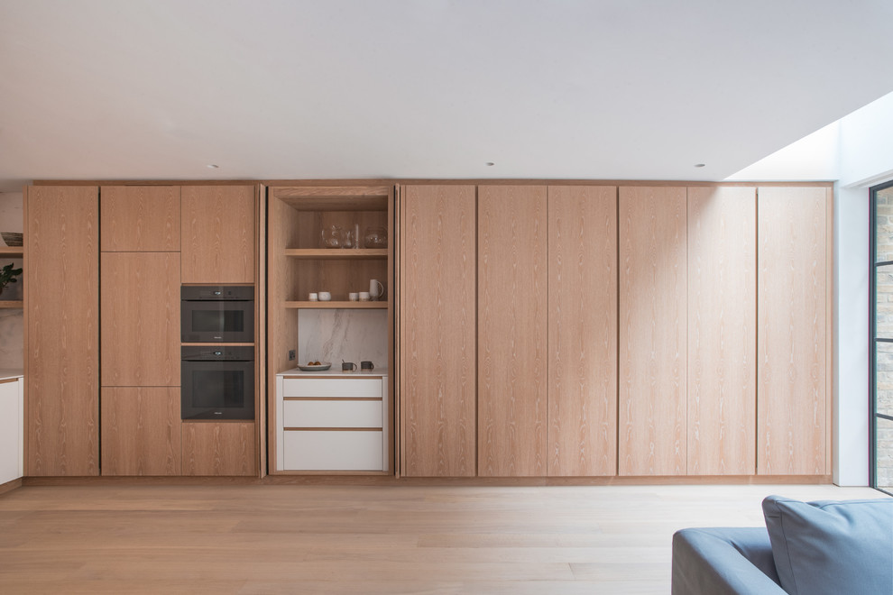 Medium sized modern l-shaped kitchen/diner in London.