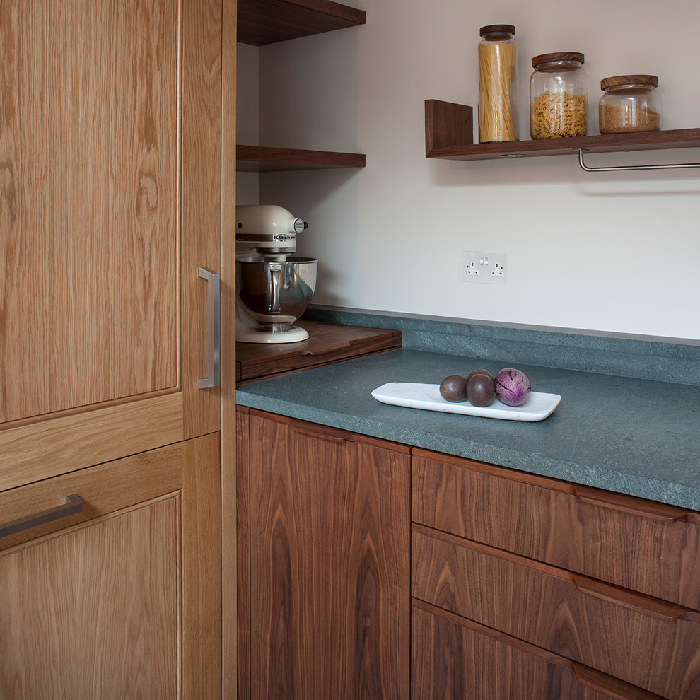 Example of a 1950s kitchen design in London