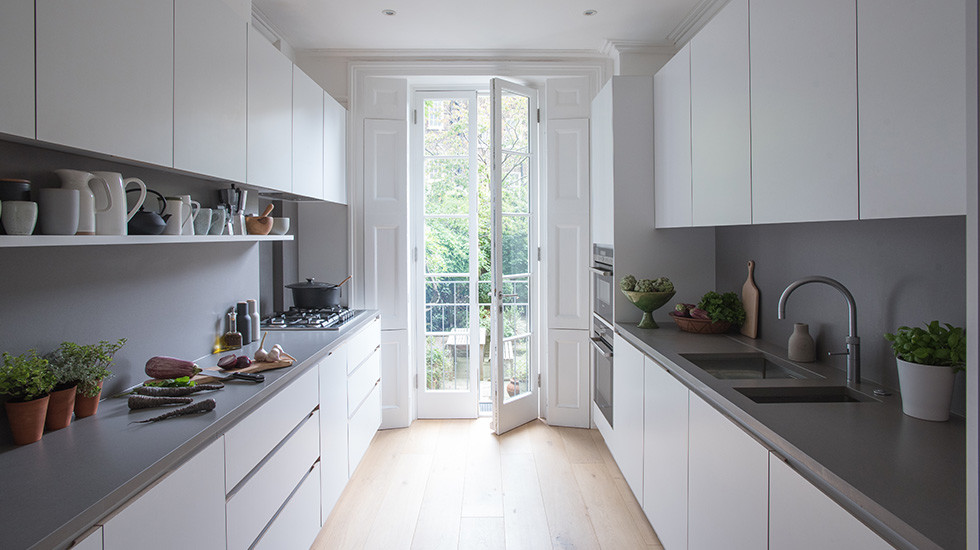 Zweizeilige Moderne Küche mit hellem Holzboden in London