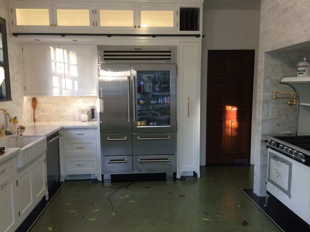 Cette photo montre une cuisine avec un évier de ferme, un placard à porte vitrée, des portes de placard blanches, un sol en linoléum et un sol vert.