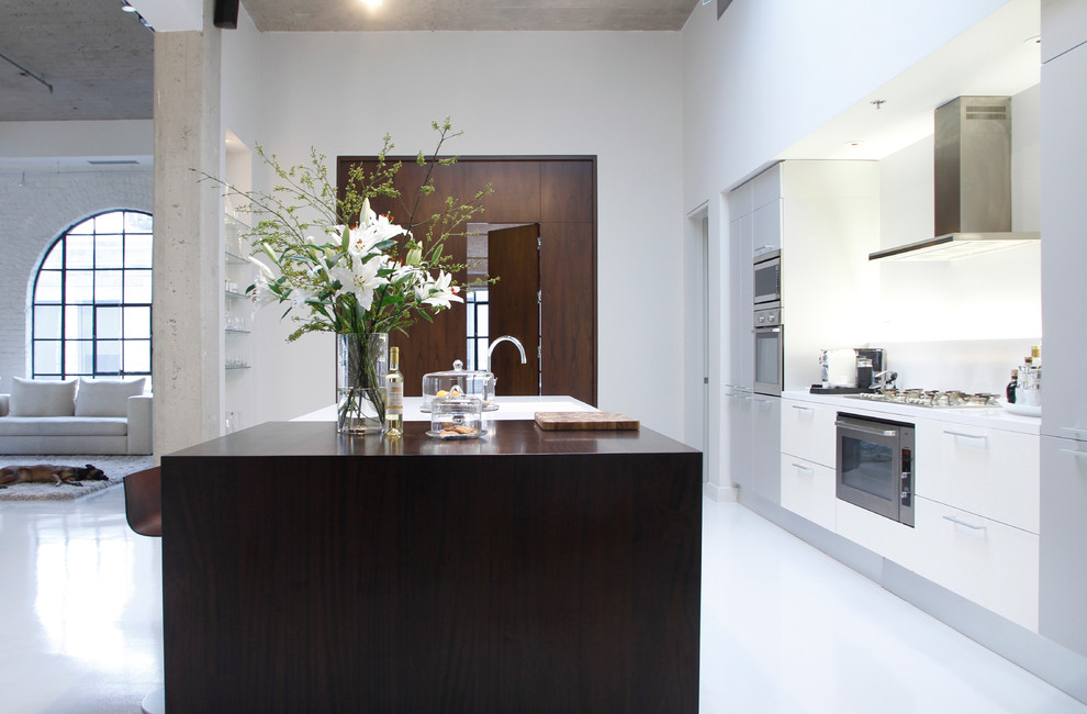 Inspiration for a contemporary kitchen remodel in Montreal