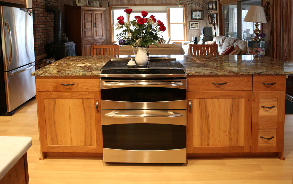 Immagine di una cucina classica con lavello sottopiano, ante in stile shaker, ante in legno scuro, top in marmo, paraspruzzi verde e elettrodomestici in acciaio inossidabile