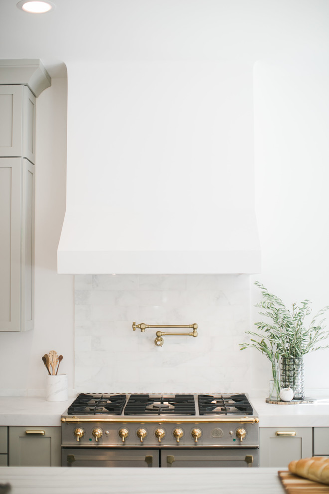 Exempel på ett stort modernt vit vitt kök, med en rustik diskho, skåp i shakerstil, grå skåp, marmorbänkskiva, vitt stänkskydd, stänkskydd i marmor, integrerade vitvaror, ljust trägolv, en köksö och brunt golv