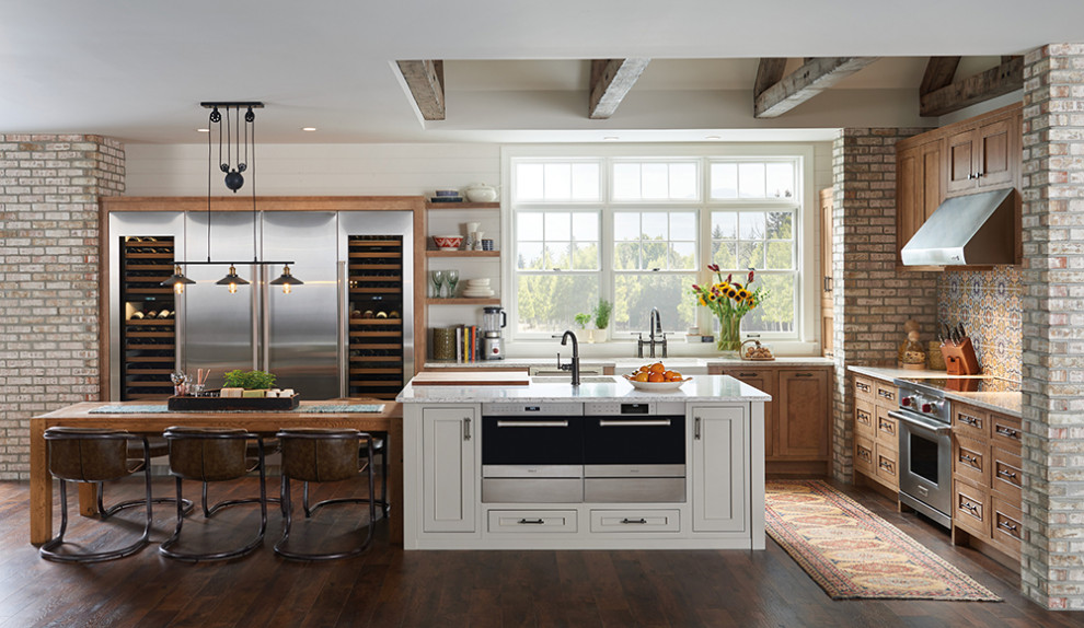 ボストンにある広いコンテンポラリースタイルのおしゃれなキッチン (中間色木目調キャビネット、シルバーの調理設備、濃色無垢フローリング、表し梁) の写真